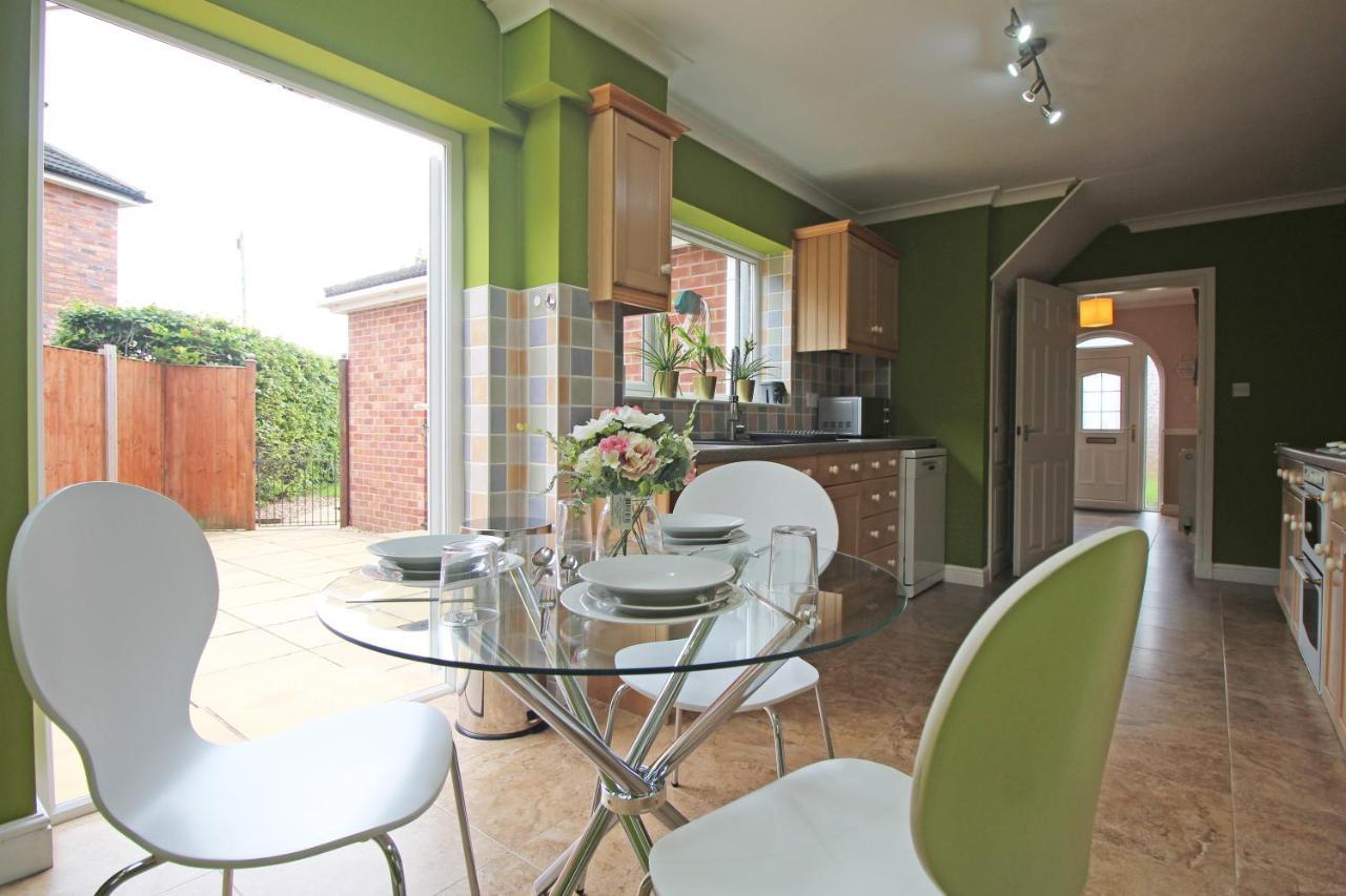 Queens Road - Luxury Spacious Home In Chester Christleton Exterior foto